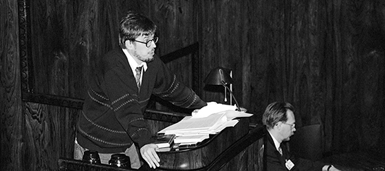 Vesa Laukkanen puhumassa puhujankorokkeella istuntosalissa vuonna 1994.