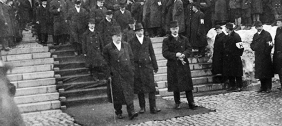 ​Riksdagens talmän och medlemmar återvänder från lantdagens öppningsgudstjänst 11.4.1917.
Främre raden från vänster: Lauri Ingman, Kullervo Manner och Väinö Jokinen.