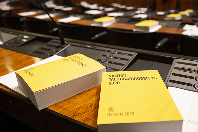 Kuvassa keltaiset budjettikirjat, joissa hallituksen esitys valtion varsinaiseksi talousarvioksi 2020.