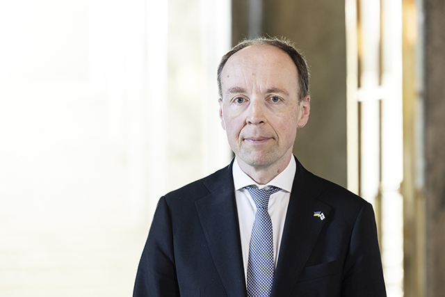 Puhemies Jussi Halla-aho puolilähikuvassa Eduskuntatalon Valtiosalissa.