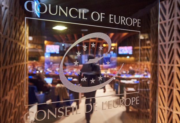 Euroopan neuvoston parlamentaarisen yleiskokouksen istuntosali.