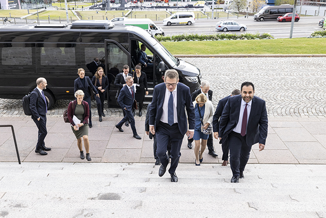 Vanhanen ja Norjan puhemiehet kävelevät ylös Eduskuntatalon rappusia.