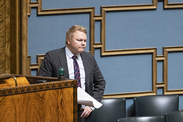 Antti Kurvinen ministeriaitiossa eduskunnan täysistuntosalissa