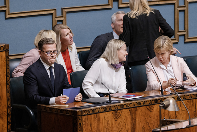 kuvassa pääministeri Orpo, valtiovarainministeri Purra ja opetusministeri Henriksson. 
